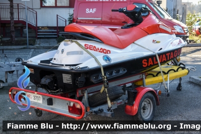 Bombardier Sea Doo GTI 4-Tec 130
Vigili del Fuoco
Comando Provinciale di Bologna
Nucleo Soccorso Acquatico di Superficie
VF R3707
Parole chiave: Bombardier Sea_Doo_GTI_4-Tec_130 VFR3707