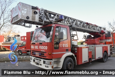 Iveco EuroFire 150E27 I serie
Vigili del Fuoco
Comando Provinciale di Bologna
AutoScala da 37 metri allestimento Iveco-Magirus
VF 19386
Parole chiave: Iveco EuroFire_150E27_Iserie VF19386 Santa_Barbara_2017