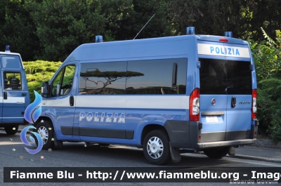 Fiat Ducato X250
Polizia di Stato
POLIZIA H1305
Parole chiave: Fiat Ducato_X250 POLIZIAH1305 Festa_della_Repubblica_2011