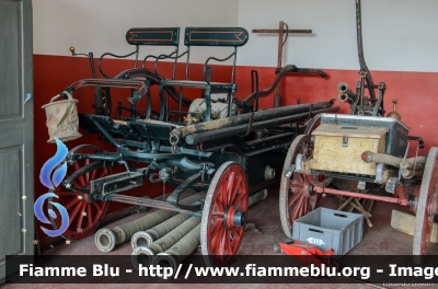 Carrozza trasporto pompa e manichette
Vigili del Fuoco
Unione Distrettuale di Fondo
Corpo Volontario di Brez (TN)
* Mezzo Storico * 
