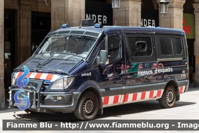 Mercedes-Benz Sprinter III serie
España - Spagna
Mossos d'Esquadra
Brigada Mòbil
CME 0118
Parole chiave: Mercedes-Benz Sprinter_IIIserie CME0118