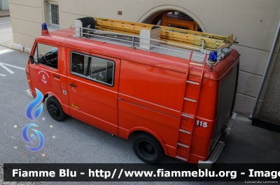 Volkswagen LT I serie
Vigili del Fuoco
Unione Distrettuale di Fondo
Corpo Volontario di Amblar (TN)
un tempo in forza al Corpo Vigili del Fuoco Volontari di San Valentino in Campo/Gummer comune di Cornedo all'Isarco/Karneid (BZ)
Allestito Ziegler
VF Z43 TN
Parole chiave: Volkswagen LT_Iserie VFZ43TN