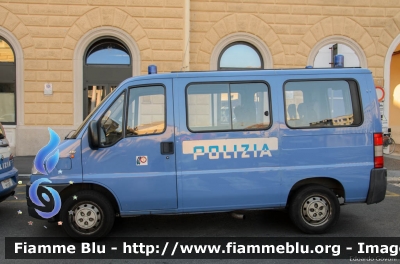 Fiat Ducato II serie
Polizia di Stato
Polizia Ferroviaria
Con logo celebrativo dei 110 anni della specialità
POLIZIA E1622
Parole chiave: Fiat Ducato_IIserie POLIZIAE1622