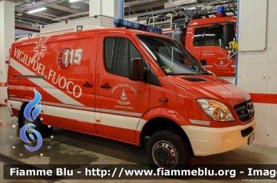 Mercedes-Benz Sprinter 4x4 III serie
Vigili del Fuoco
Distretto delle Giudicarie
Corpo Volontario di Madonna di Campiglio (TN)
Polisoccorso allestimento Brandschutz
VF 7H9 TN
Parole chiave: Mercedes-Benz Sprinter_4x4_IIIserie VF7H9TN