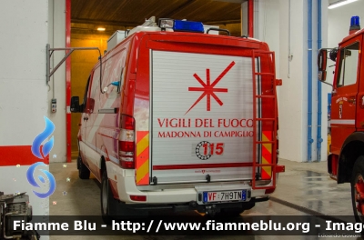 Mercedes-Benz Sprinter 4x4 III serie
Vigili del Fuoco
Distretto delle Giudicarie
Corpo Volontario di Madonna di Campiglio (TN)
Polisoccorso allestimento Brandschutz
VF 7H9 TN
Parole chiave: Mercedes-Benz Sprinter_4x4_IIIserie VF7H9TN