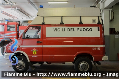 Iveco Daily 4x4 II serie
Vigili del Fuoco
Distretto della Vallagarina
Corpo Volontario di Rovereto (TN)
Mezzo di rilevazione ambientale
VF C57 TN
Parole chiave: Iveco Daily_4x4_IIserie VFC57TN