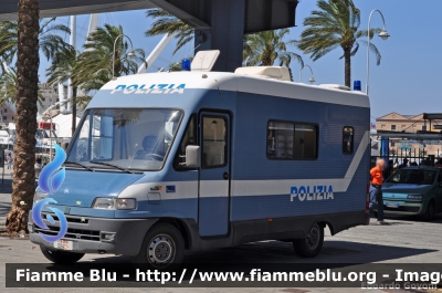 Fiat Ducato II serie
Polizia di Stato
Con stemma "Squadra Volante
POLIZIA D2414
Parole chiave: Fiat Ducato_IIserie POLIZIAD2414