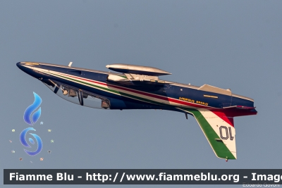 Aermacchi MB339PAN
Aeronautica Militare Italiana
313° Gruppo Addestramento Acrobatico
Stagione esibizioni 2019
Valore Tricolore
Parole chiave: Aermacchi MB339PAN