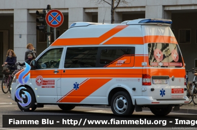 Volkswagen Transporter T5 restyle
Croce Bianca Bolzano
Weisses Kreuz Bozen
Allestita Ambulanz Mobile - Hornis Alpin
WK 404 - 773
PC ZS 0R1
Parole chiave: Volkswagen Transporter_T5_restyle Ambulanza PCZS0R1