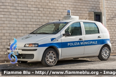 Fiat Punto II serie
Polizia Municipale
Comune di Ancona
Automezzo numero: 17
Parole chiave: Fiat Punto_IIserie