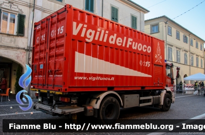 Iveco EuroCargo 180E28 II serie
Vigili del Fuoco
Comando Provinciale di Firenze
VF 23725
Parole chiave: Iveco EuroCargo_180E28_IIserie VF23725 Befana_2017