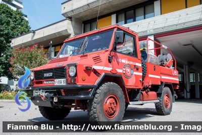 Iveco VM90
Vigili del Fuoco
Unione Distrettuale di Bolzano
Bezirksverband Bozen
Corpo Volontario di Gries - Bolzano
Freiwillige Feuerwehr Gries - Bozen
Allestimento Iveco-Magirus
VF 0SW BZ
Parole chiave: Iveco VM90 VF0SWBZ