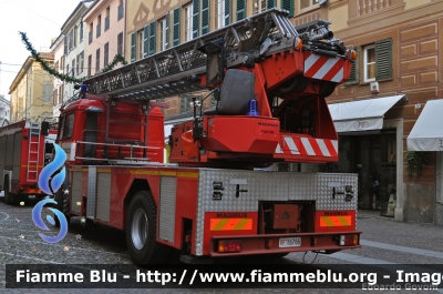 Iveco 190-26
Vigili del Fuoco
Comando Provinciale di Alessandria
AutoScala ricondizionata Fortini
VF 16766
Parole chiave: Iveco 190-26 VF16766