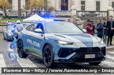 Lamborghini Urus Performante
Polizia di Stato
Polizia Stradale
POLIZIA M9450
Parole chiave: Lamborghini Urus_Performante POLIZIAM9450