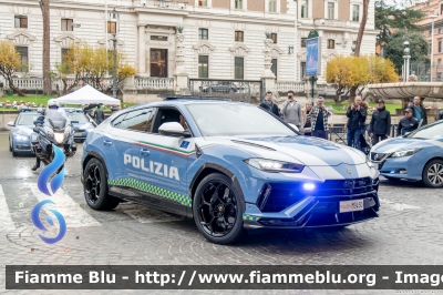 Lamborghini Urus Performante
Polizia di Stato
Polizia Stradale
Allestimento Lamborghini/Focaccia
POLIZIA M9450
Parole chiave: Lamborghini Urus_Performante POLIZIAM9450