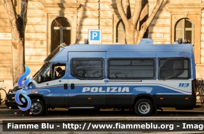 Iveco Daily VI serie
Polizia di Stato
Reparto Mobile
Allestito Sperotto
Decorazione Grafica Artlantis
POLIZIA M1605
Parole chiave: Iveco Daily_VIserie POLIZIAM1605