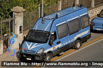 Iveco Daily IV serie
Polizia di Stato
Reparto Mobile
POLIZIA H1542
Parole chiave: Iveco Daily_IVserie POLIZIAH1542