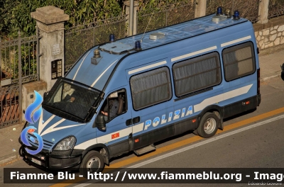 Iveco Daily IV serie
Polizia di Stato
Reparto Mobile
POLIZIA H1542
Parole chiave: Iveco Daily_IVserie POLIZIAH1542