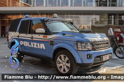 Land-Rover Discovery 4
Polizia di Stato
Reparto Mobile
allestimento Marazzi
decorazione grafica Artlantis
POLIZIA M1291
Parole chiave: Land-Rover Discovery_4 POLIZIAM1291 Festa_Polizia_2017