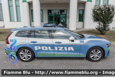 Volvo V60 II serie
Polizia di Stato
Polizia Stradale in servizio sulla rete autostradale di Autovie Venete
allestito Focaccia
POLIZIA M5129
Parole chiave: Volvo V60_IIserie POLIZIAM5129