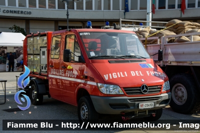 Mercedes-Benz Sprinter 4x4 II serie
Vigili del Fuoco
Comando provinciale di Pisa
Colonna Mobile Internazionale
VF 23493
Parole chiave: Mercedes-Benz Sprinter_4x4_IIserie VF23493 Giornate_della_Protezione_Civile_Pisa_2016