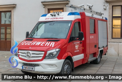 Mercedes-Benz Sprinter III serie restyle
Österreich - Austria
Betriebsfeuerwher Bhö-Hofburg - Wien
Vigili del fuoco aziendali del Palazzo Imperia dell'Hofburg a Vienna
KLF
Allestimento Rosenbauer
W40268E
Parole chiave: Mercedes-Benz Sprinter_IIIserie_restyle