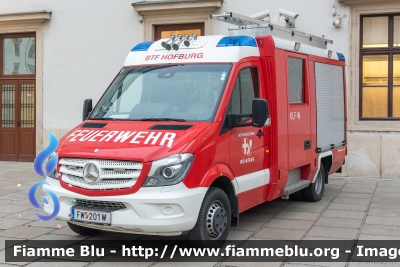 Mercedes-Benz Sprinter III serie restyle
Österreich - Austria
Betriebsfeuerwher Bhö-Hofburg - Wien
Vigili del fuoco aziendali del Palazzo Imperia dell'Hofburg a Vienna
KLF
Allestimento Rosenbauer
W40268E
Parole chiave: Mercedes-Benz Sprinter_IIIserie_restyle