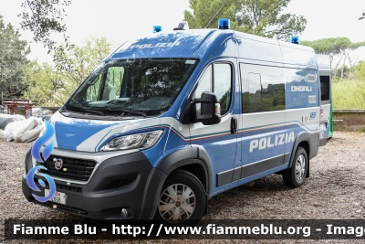 Fiat Ducato X290
Polizia di Stato
Unità Cinofile
POLIZIA M2868
Parole chiave: Fiat Ducato_X290 POLIZIAM2868 Festa_della_Polizia_2018