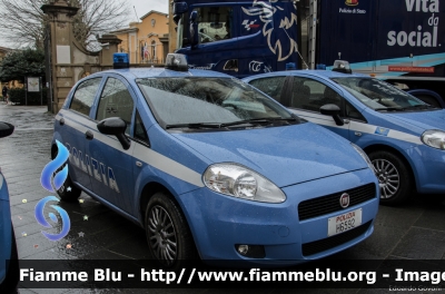 Fiat Grande Punto
Polizia di Stato
POLIZIA H6592
Parole chiave: Fiat Grande_Punto POLIZIAH6592 Una_vita_da_social_2015