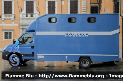 Iveco Daily IV serie restyle
Polizia di Stato
Reparto a Cavallo
POLIZIA H3208
Parole chiave: Iveco Daily_IVserie_restyle POLIZIAH3208 Una_vita_da_social_2015