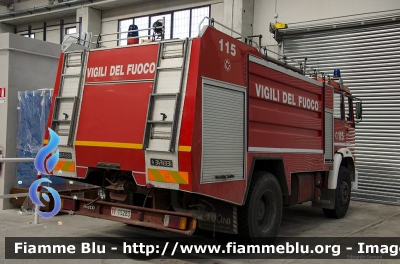 Iveco 180-24
Vigili del Fuoco
Scuola Centrale Antincendi
Capannelle (Roma)
VF 15283
Parole chiave: Iveco 180-24 VF15283