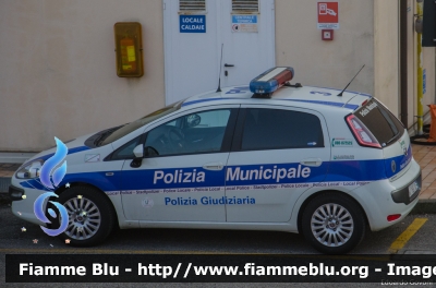 Fiat Punto Evo
Polizia Municipale "Unione dei Comuni della Bassa Romagna"
Comune di Lugo (RA)
Polizia Giudiziaria
Allestita Bertazzoni
POLIZIA LOCALE YA 065 AD
Parole chiave: Fiat Punto_Evo POLIZIALOCALEYA065AD