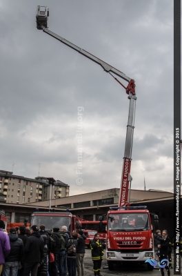 Iveco EuroCargo 110EL22 III serie
Vigili del Fuoco
Comando Provinciale di Milano
Piattaforme aeree ribassate
da 30 metri di sviluppo massimo
Allestimento Multitel-Pagliero
VF 27185
Parole chiave: Iveco EuroCargo_110EL22_IIIserie VF27185 Giornate_di_Primavera_Fai_2015