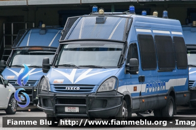 Iveco Daily IV serie
Polizia di Stato
VI Reparto Mobile Genova
allestimento Sperotto
decorazione grafica Artlantis
POLIZIA F8255
Parole chiave: Iveco Daily_IVserie POLIZIAF8255