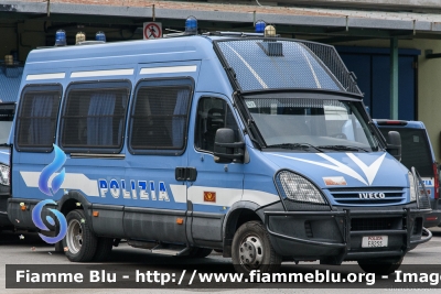 Iveco Daily IV serie
Polizia di Stato
VI Reparto Mobile Genova
allestimento Sperotto
decorazione grafica Artlantis
POLIZIA F8255
Parole chiave: Iveco Daily_IVserie POLIZIAF8255