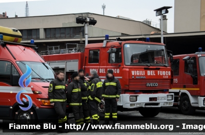 Iveco TurboTech 190-26
Vigili del Fuoco
Comando Provinciale di Milano
AutoPompaSerbatoio allestimento Iveco-Magirus
VF 17774
Parole chiave: Iveco TurboTech_190-26 VF17774 Giornate_di_Primavera_Fai_2015