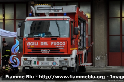 Iveco EuroTech 190E35 "One"
Vigili del Fuoco
Comando Provinciale di Milano
Nucleo NBCR
Allestimento Iveco-Magirus
VF 21923
Parole chiave: Iveco EuroTech_190E35_"One" VF21923 Giornate_di_Primavera_Fai_2015