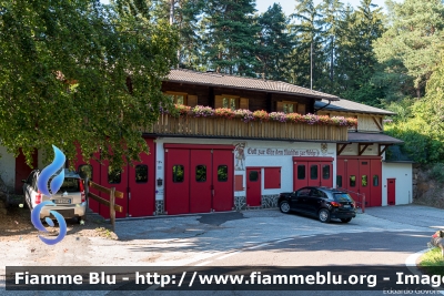 Distaccamento Colle - Löschgruppe Kohlern
Vigili del Fuoco
Unione Distrettuale di Bolzano
Corpo Volontario di Bolzano Città 
Freiwillige Feuerwehr der Stadt Bozen

