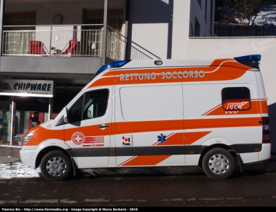 Mercedes-Benz Sprinter III serie
Croce Bianca Val Gardena
Weisses Kreuz Gröden
Creusc blancia de Gherdëina
- S.Cristina ( BZ ) -
Allestimento "Delfis" di Ambulanz Mobile
WK 385
PC ZS 0G2
Parole chiave: Mercedes-Benz Sprinter_IIIserie Ambulanza PCZS0G2