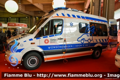 Mercedes-Benz Sprinter III serie restyle
Associazione Provinciale di Soccorso Croce Bianca (Bolzano)
Landesrettungverein Weisses Kreuz (Bozen)
Assegnata alla sezione Bolzano
Wünschewagen  - Ambulanza Desiderio (Sogni e Vai)
Allestita Ambulanz Mobile - Wünschewagen
PC ZS 11G
Parole chiave: Mercedes-Benz Sprinter_IIIserie_restyle PCZS11G Ambulanza Civil_Protect_2018