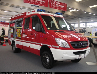 Mercedes-Benz Sprinter 4x4 III Serie
Vigili del Fuoco
Distretto di Riva del Garda
Corpo Volontario di Dro (TN)
AutoPompaSerbatoio allestimento Kofler Fahrzeugbau
VF 3E8 TN
Parole chiave: Mercedes-Benz Sprinter_4x4_IIIserie VF3E8TN Reas_2009