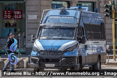 Iveco Daily VI serie restyle
Polizia di Stato
Reparto Mobile
Allestimento Sperotto
POLIZIA M5894
Parole chiave: Iveco Daily_VIserie_restyle POLIZIAM5894