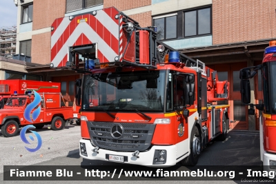 Mercedes-Benz Econic 1830 III serie
Vigili del Fuoco
Corpo Permanente di Bolzano
Berufsfeuerwehr Bozen
AutoScala da 32 metri allestimento Metz
VF 060 BZ
Parole chiave: Mercedes-Benz Econic_1830_IIIserie VF060BZ