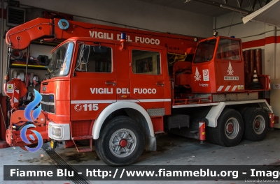 Fiat 697NP
Vigili del Fuoco
Comando Provinciale di Milano
Distaccamento di Carate Brianza MB
AutoGru da 20 ton allestimento Cristanini
VF 10519
Parole chiave: Fiat 697NP VF10519