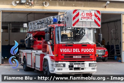 Iveco EuroFire 150E27 I serie
Vigili del Fuoco
Comando Provinciale di Lucca
AutoScala da 32 metri allestimento Iveco-Magirus
VF 19429
Parole chiave: Iveco EuroFire_150E27_Iserie VF19429