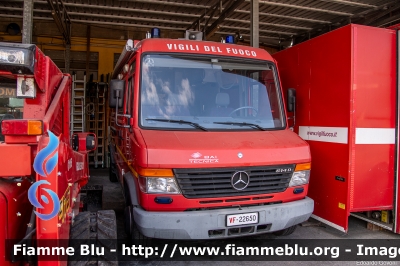 Mercedes-Benz Vario 614D
Vigili del Fuoco
Comando Provinciale di Lucca
AutoFurgone/Unità di Crisi Locale allestimento Bai
VF 22650
Parole chiave: Mercedes-Benz Vario_614D VF22650