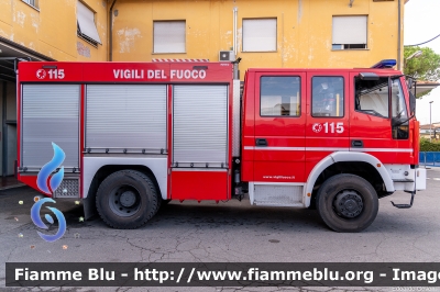 Iveco EuroFire 140E28 4x4 I serie
Vigili del Fuoco
Comando provinciale di Lucca
AutoPompaSerbatoio allestimento Iveco-Magirus
VF 22690
Parole chiave: Iveco EuroFire_140E28_4x4_Iserie VF22690