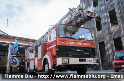 Iveco 140-25
Vigili del Fuoco
Comando Provinciale di Monza
Distaccamento Volontario di Carate Brianza MB
Autoscala di provenienza tedesca ricondizionata Fortini
VF 26965
Parole chiave: Iveco 140-25 VF26965