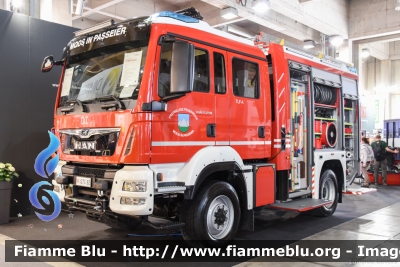 Man TGM 13.290 4x4 III serie
Vigili del Fuoco
Unione Distrettuale Merano - Bezirksverband Meran
Corpo Volontario di Moso in Passiria (BZ)
Freiwillige Feuerwehr Moos in Passeier
Allestimento Kofler
Esposto al Civil Protect 2018
VF 27G BZ
Parole chiave: Man TGM_13.290_4x4_IIIserie VF27GBZ Civil_Protect_2018