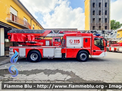 Iveco EuroCargo 160E32 IV serie Low Liner
Vigili del Fuoco
Comando Provinciale di Lucca
AutoScala articolata M32L-AS da 32 metri
Allestimento Magirus
VF 33126
Parole chiave: Iveco EuroCargo_160E32_IVserie_LowLiner VF33126